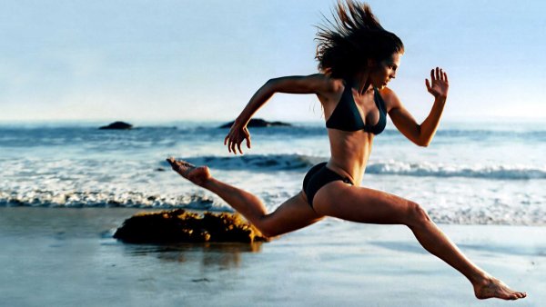 Хилари Суонк бежит