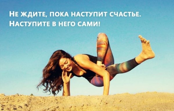 Девушка бежит на закате