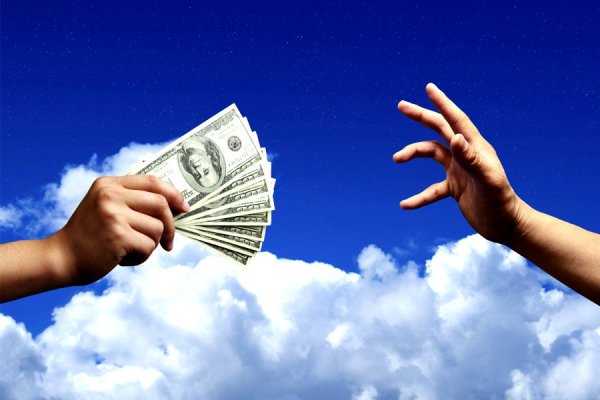 Счастливая семья с деньгами