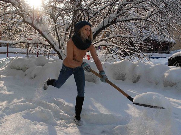 Баба с лопатой