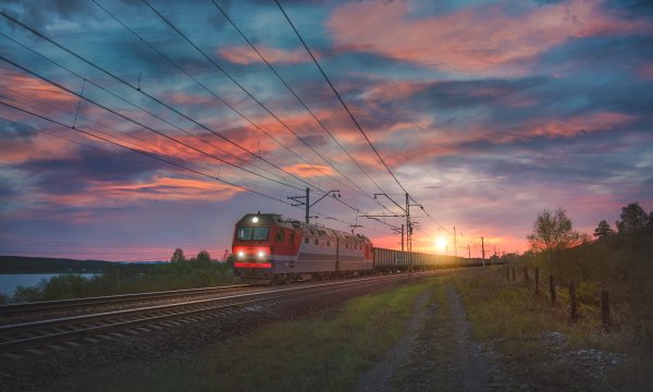 Поезд РЖД закат