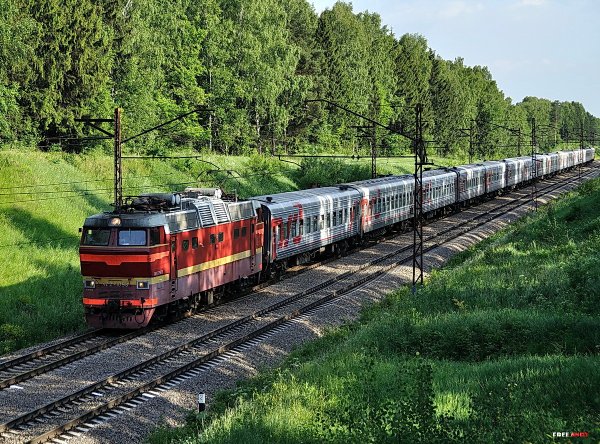 Поезд летом