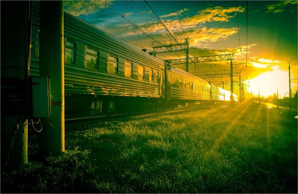 Поезд ночью летом
