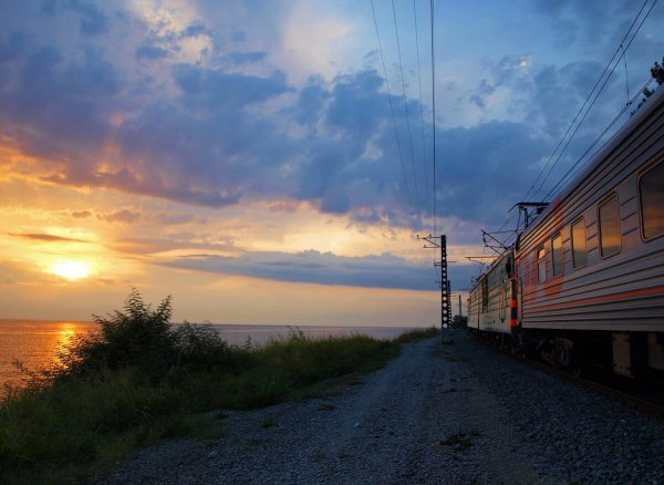 Железная дорога вдоль моря