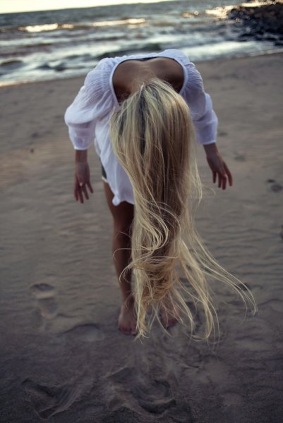 Блондинка с цветами со спины - фото онлайн на витамин-п-байкальский.рф