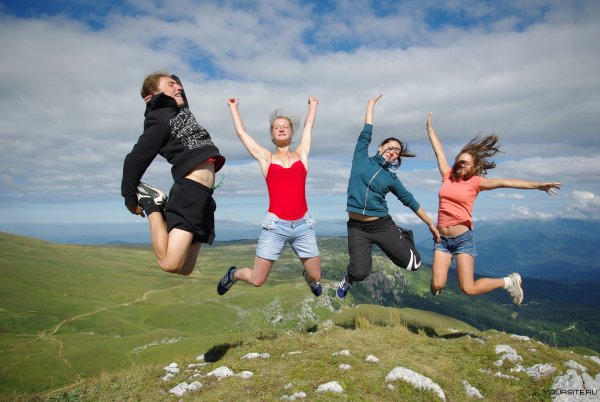 Мальчик и девочка плывут на кораблике