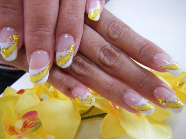 Маникюр желтый френч