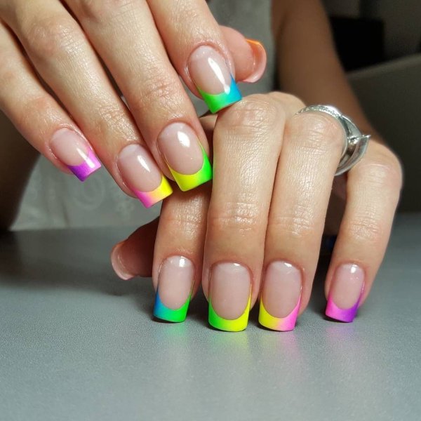 Французский маникюр цветной