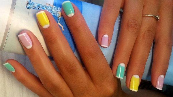 Разноцветный маникюр на коротких