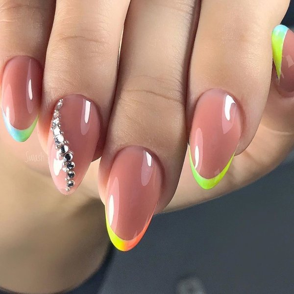 Цветной френч 2022 на миндалевидных