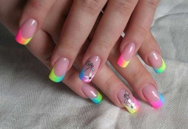 Радужный френч на ногтях
