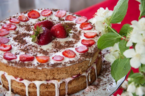 Торт тирамису клубничный