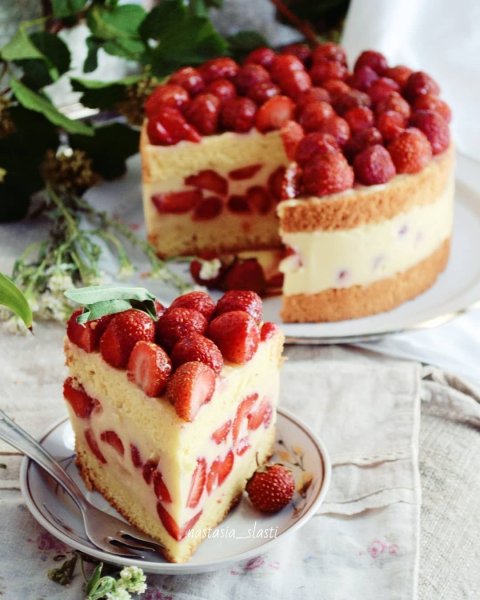 Торт клубничный