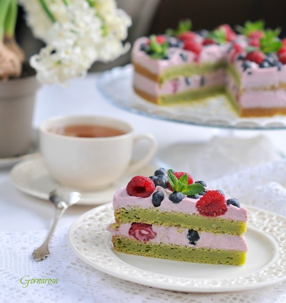 Кусок торта с ягодами