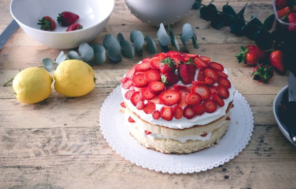 Торт с клубникой и миндалем