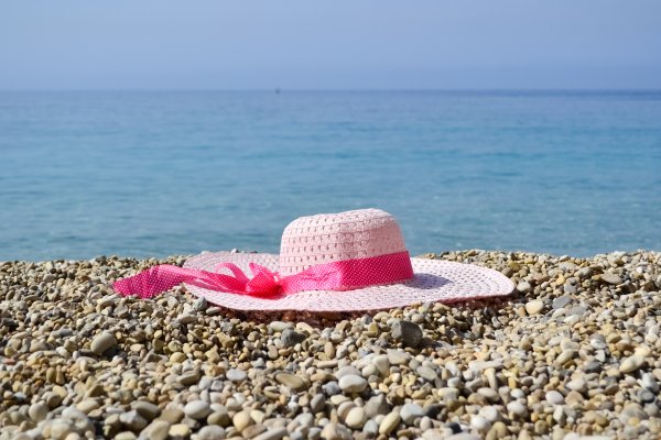 Шляпы на берегу