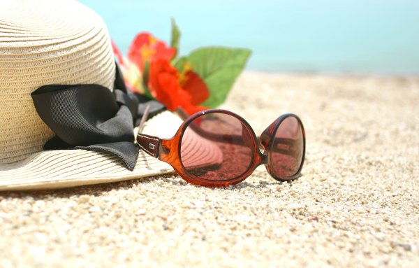 Солнцезащитные очки на пляже