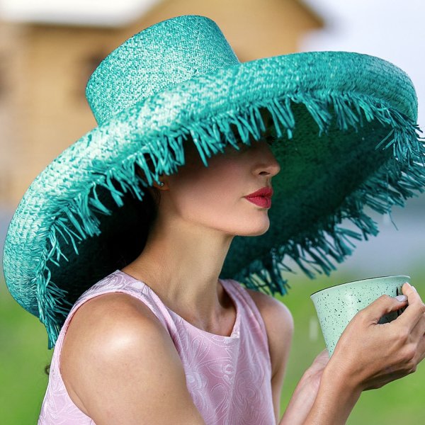 Шляпа с большими полями