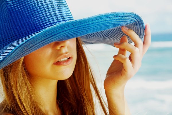 Девушка в большой шляпе