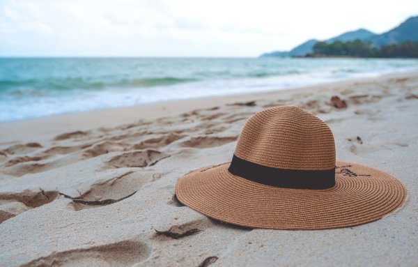 Шляпка на море