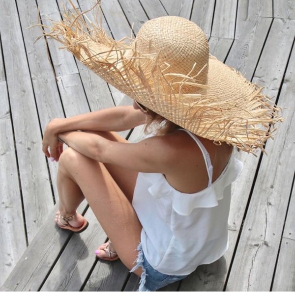 Девушка в соломенной шляпе