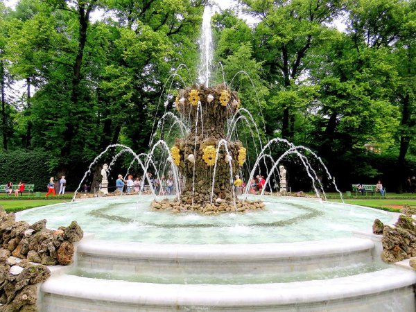 Парк фонтан лавочка каштан