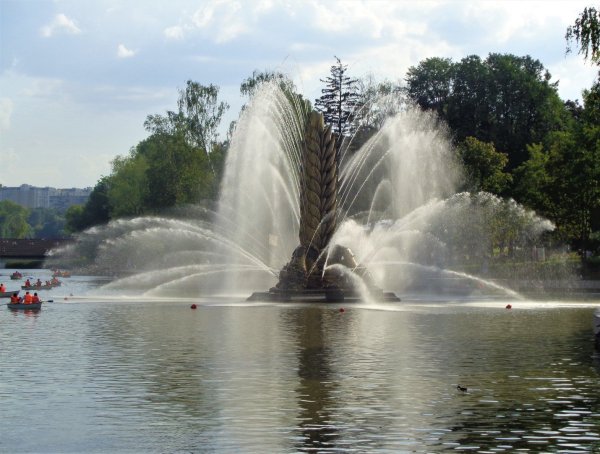 Коронный фонтан в летнем саду