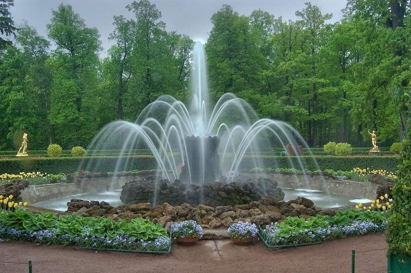 Фонтаны летнего сада в Санкт-Петербурге