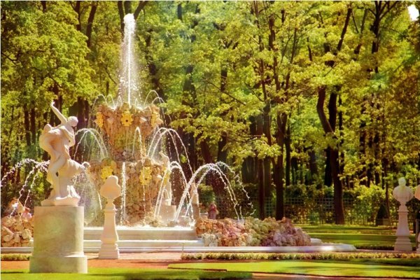 Красивый фонтан в саду