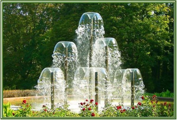 Коронный фонтан в летнем саду