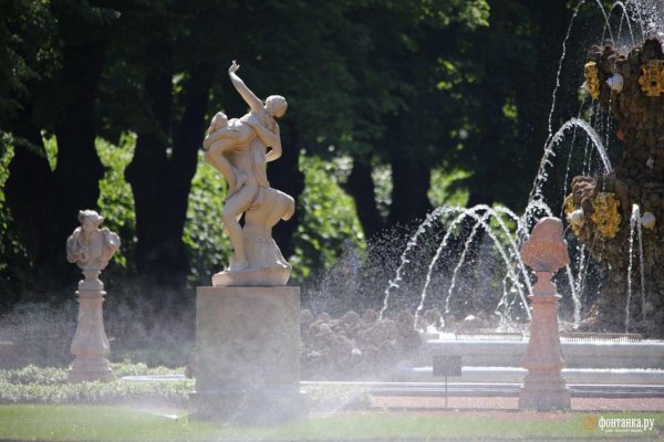 Фонтаны летнего сада в Санкт-Петербурге