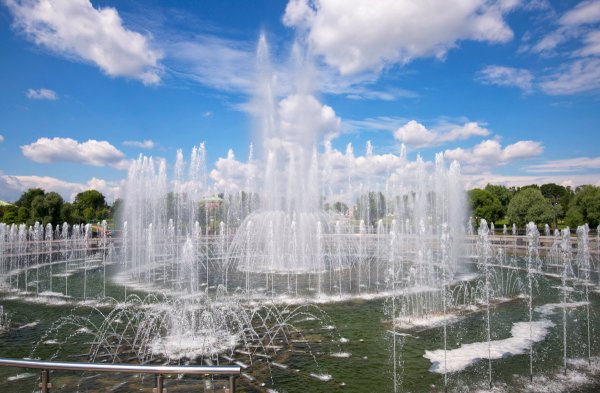 Аллея фонтанов в Москве