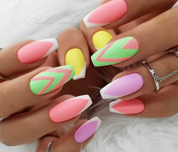 Яркий маникюр