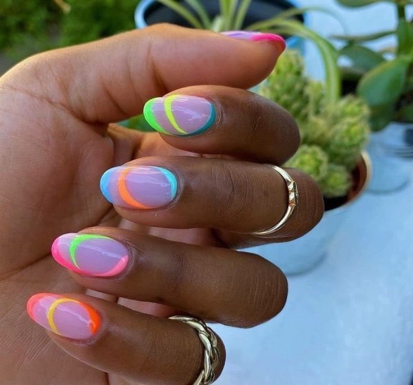 Яркий летний маникюр
