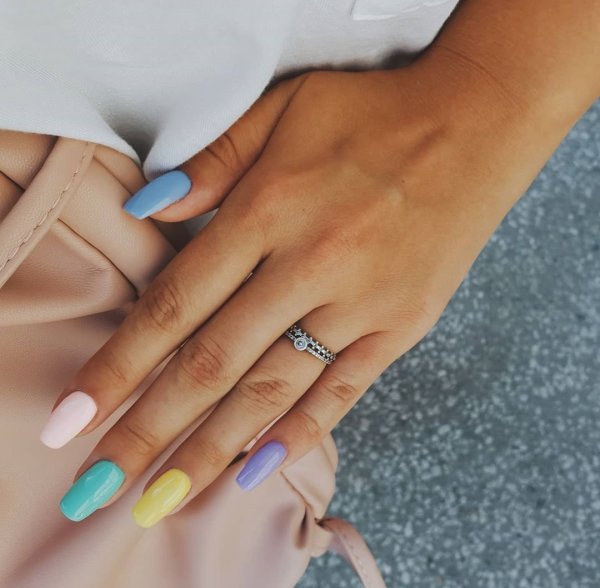 Красивые яркие ногти