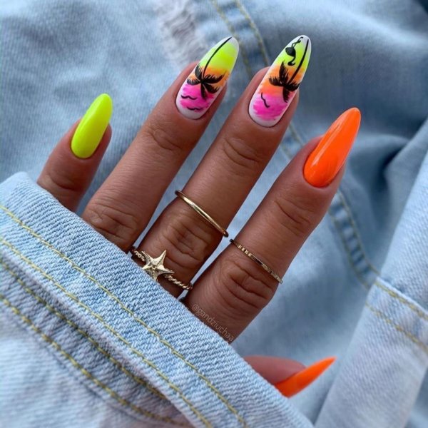 Яркий маникюр