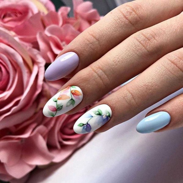 Маникюр в голубых тонах