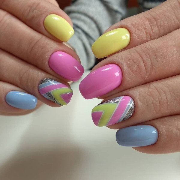 Цветной френч 2022 на миндалевидных