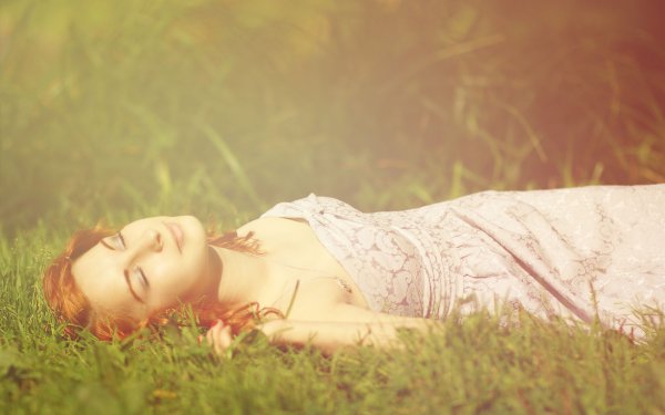 Девушка лежит на лугу
