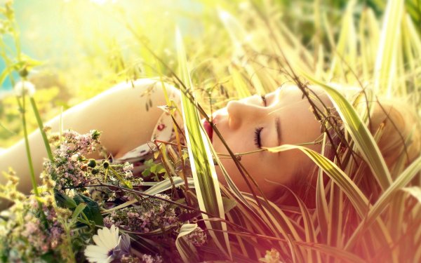 Женщина лежит на траве