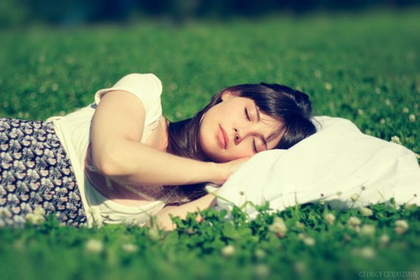 Лежит на траве