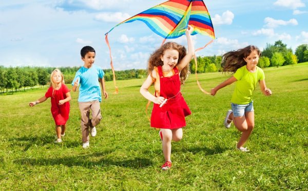 Дети играют в водные пистолеты