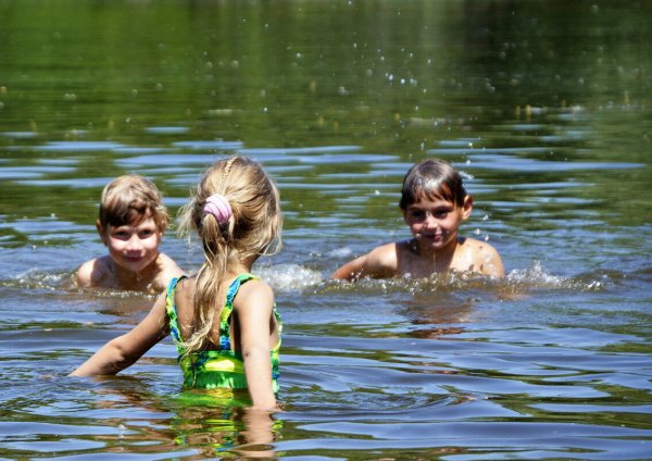 Дети купаются в озере