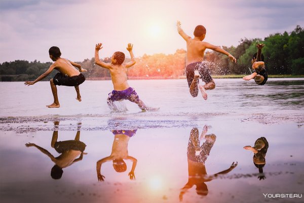 Прыгает в воду