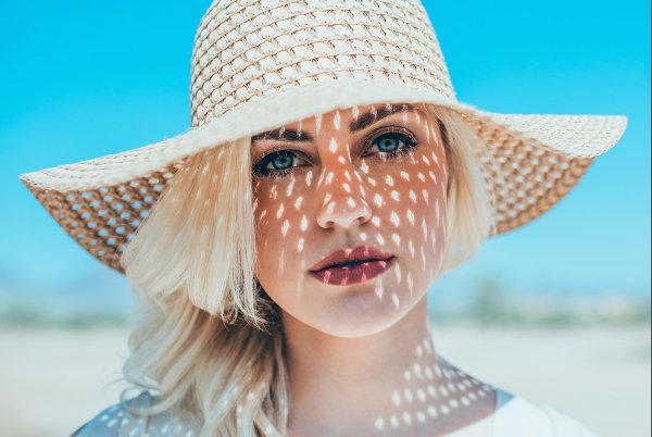 Девушка с кремом на лице