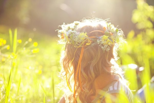 Девочка в венке из цветов