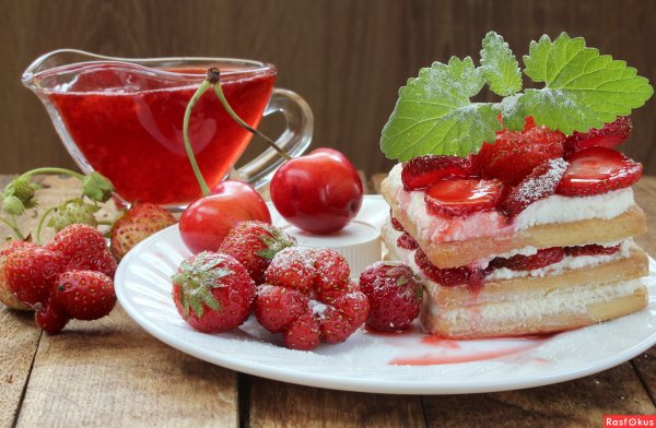 Десерт с клубникой