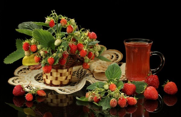 Клубнично малиновый натюрморт