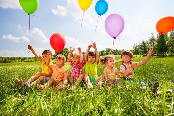 Счастливые дети с шариками