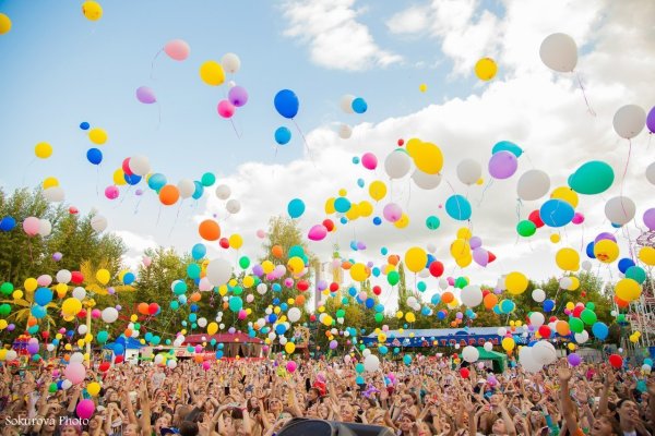 Гелиевые шары в небе